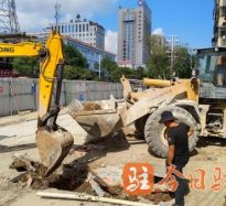 黄色操逼视频免费看操出血的那种免费看高温下的坚守｜道路建设者用汗水铺就畅通路